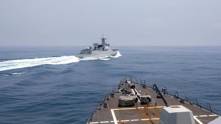 Chinese-ship-crosses-American-destroyer.jpg