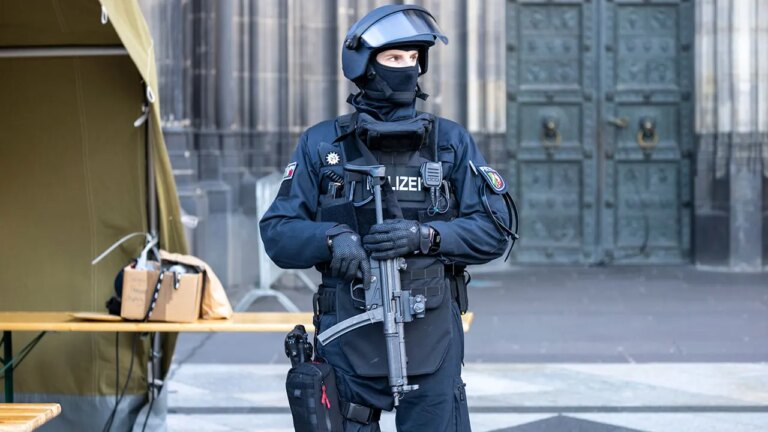 Cologne-Cathedral-Police-Germany.jpg