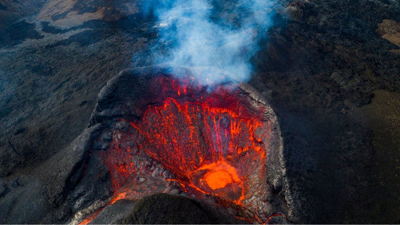 Eruption-of-the-volcano-Geldingadalir-photographed-from-Fagradalsfjall-on-Monday-August-9-2021.-.jpg