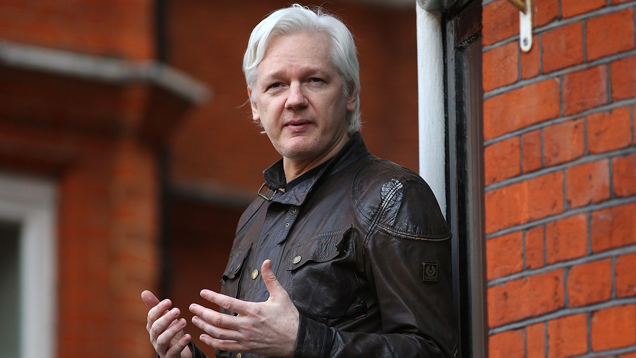 GettyImages-Julian-Assange.jpg