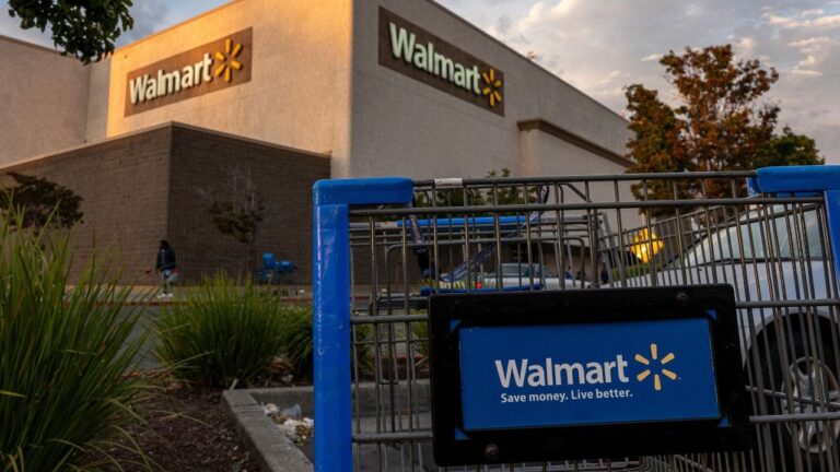 Walmart-Store-Cart-GettyImages-1602297533.jpg