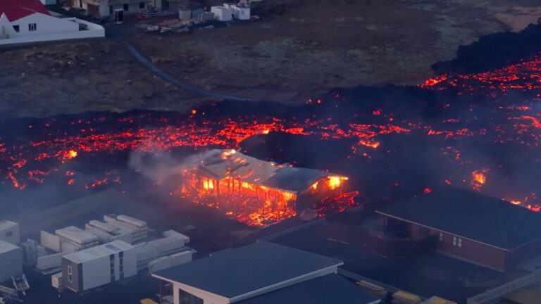 iceland_volcano_fires.jpg