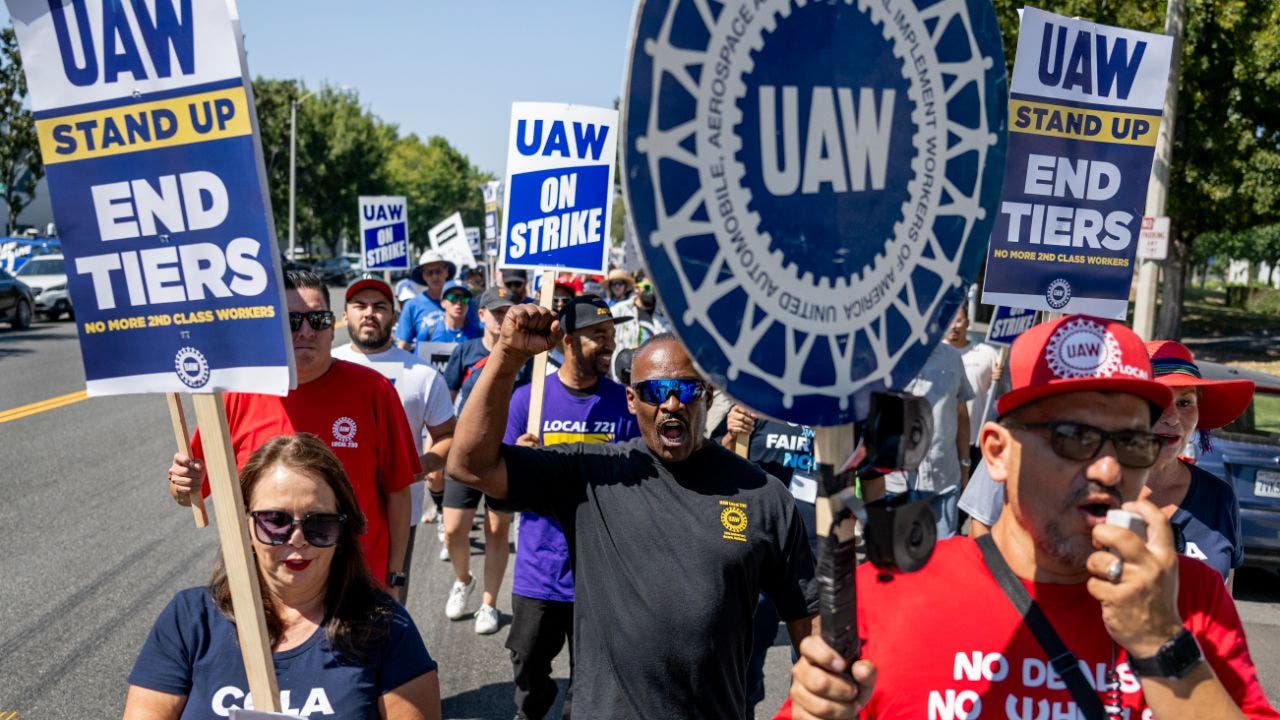 6d06b2af-uaw-strike.jpg