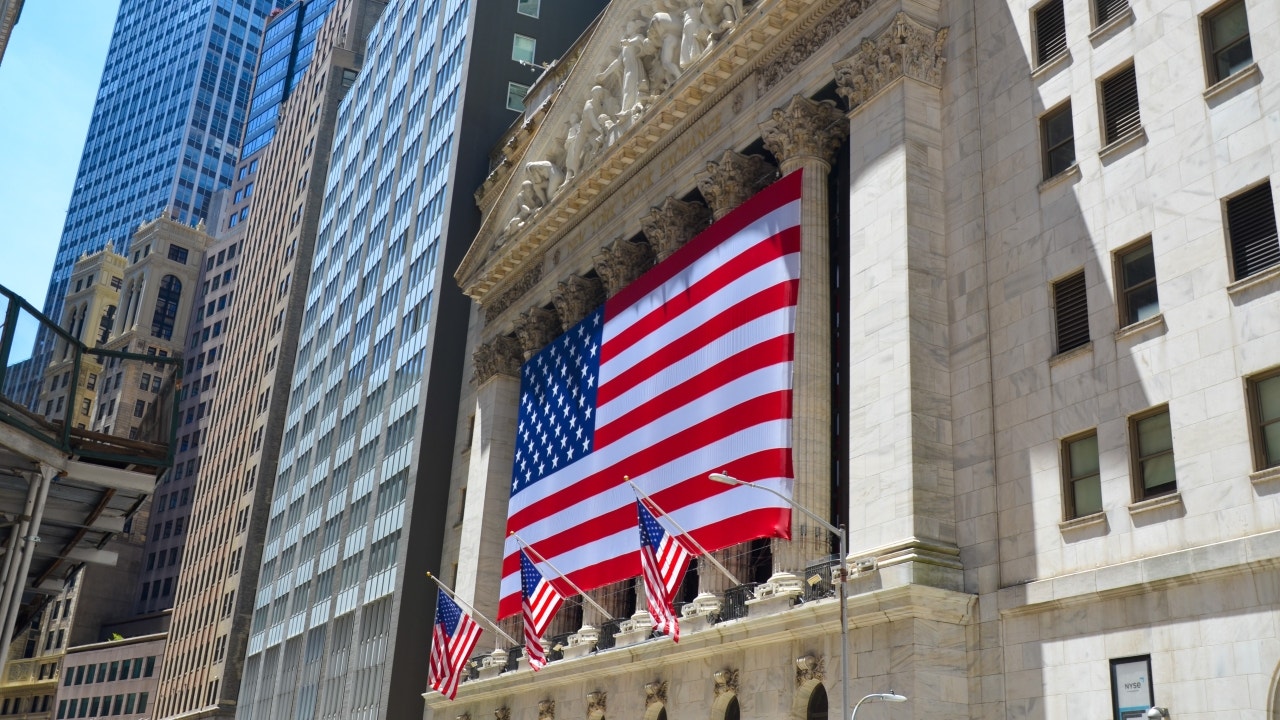 American-Flag-New-York-Stock-Exchange-NYSE.jpg