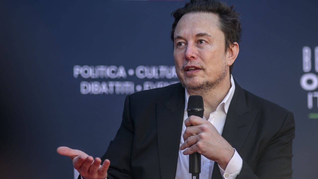 Elon-Musk-GettyImages-1852526750.jpg