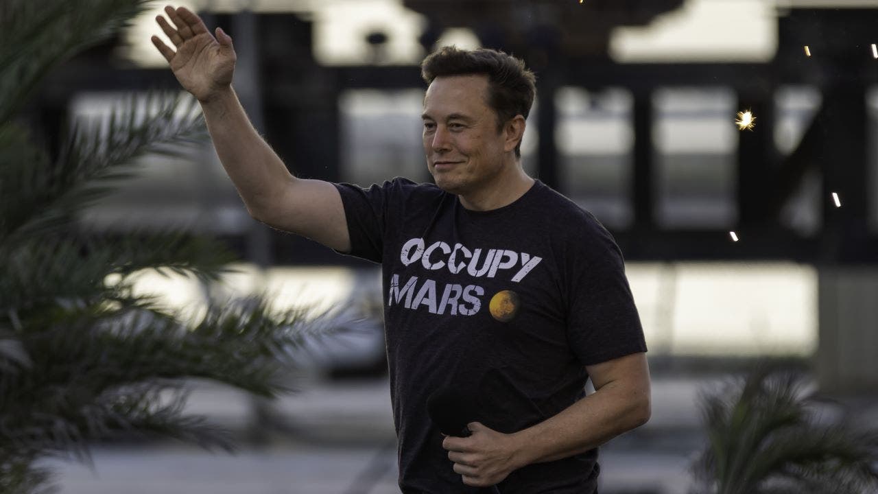 Elon-Musk-SpaceX-Wave.jpg