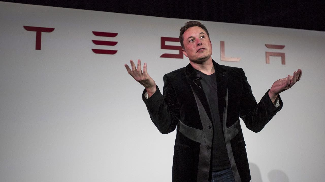 Musk-Tesla-GettyImages-490596004.jpg