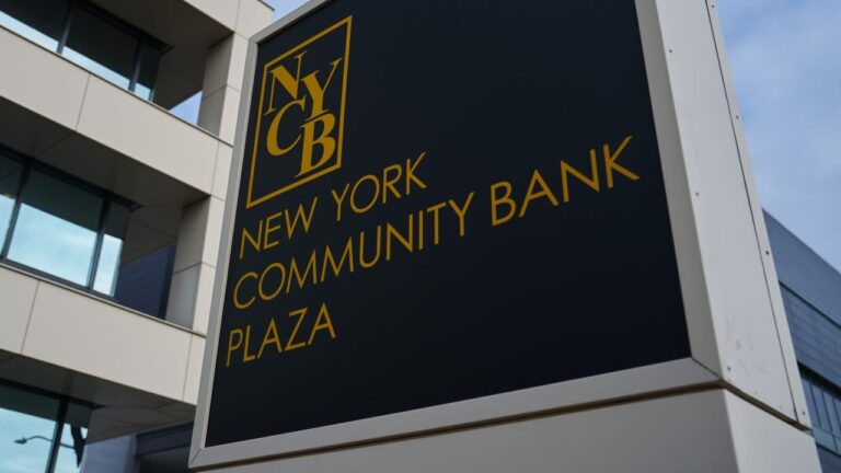 New-York-Community-Bank-GettyImages-1970581575.jpg