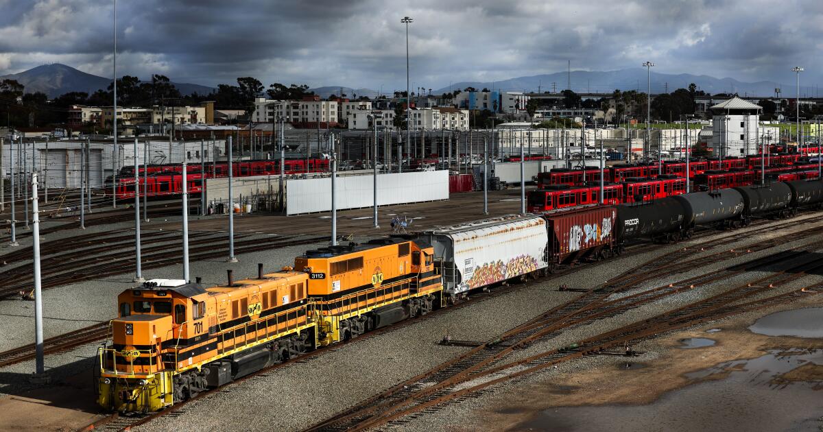 sut-l-1406446-freight-trains-0204-002.jpg