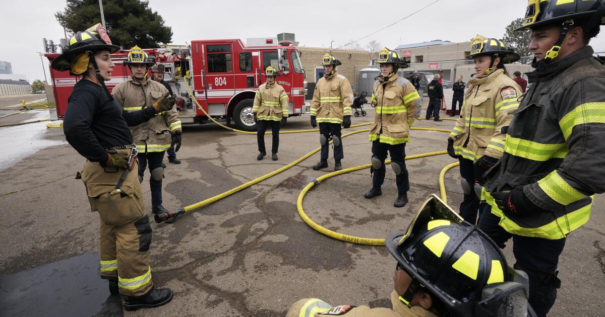 sut-l-1411852-women-fire-prep-nel-005.jpg