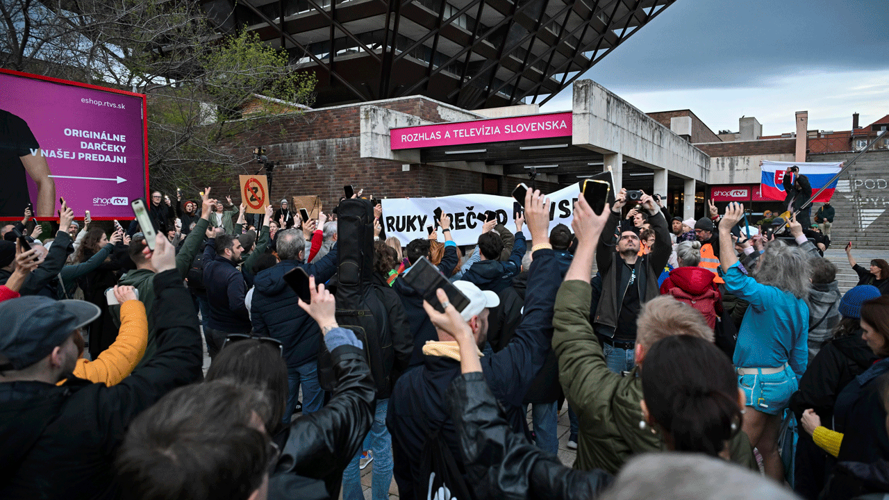 Slovakia-Protest.gif