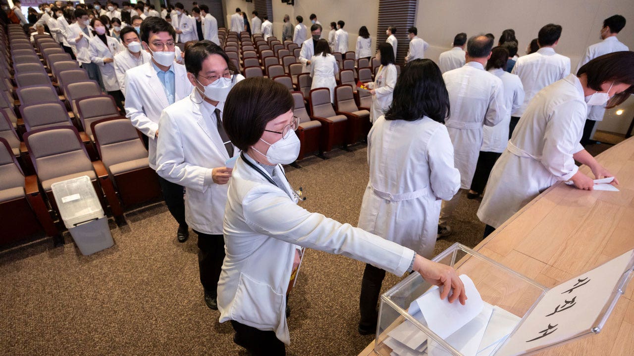 South-Korea-Doctors-Protest-Senior-Doctors-Resign.jpg