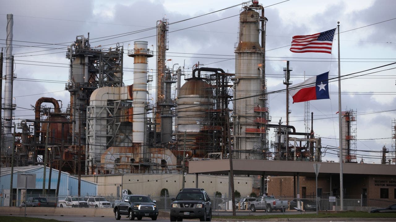 Texas-Oil-Refinery-Chevron.jpg