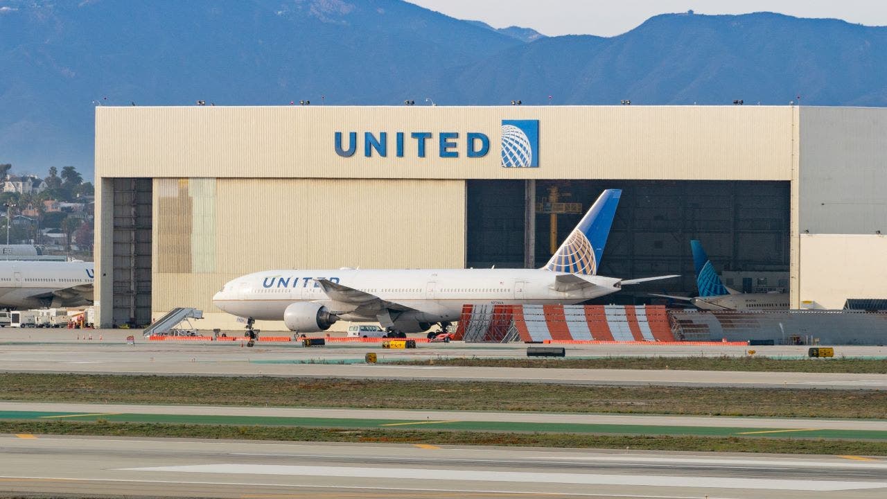 United-Airlines-Hangar-LAX.jpg