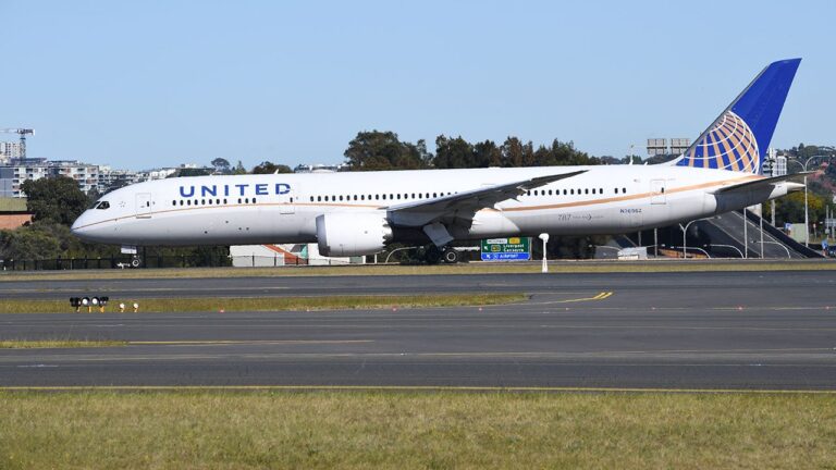 United-Airlines-flight-Sydney.jpg