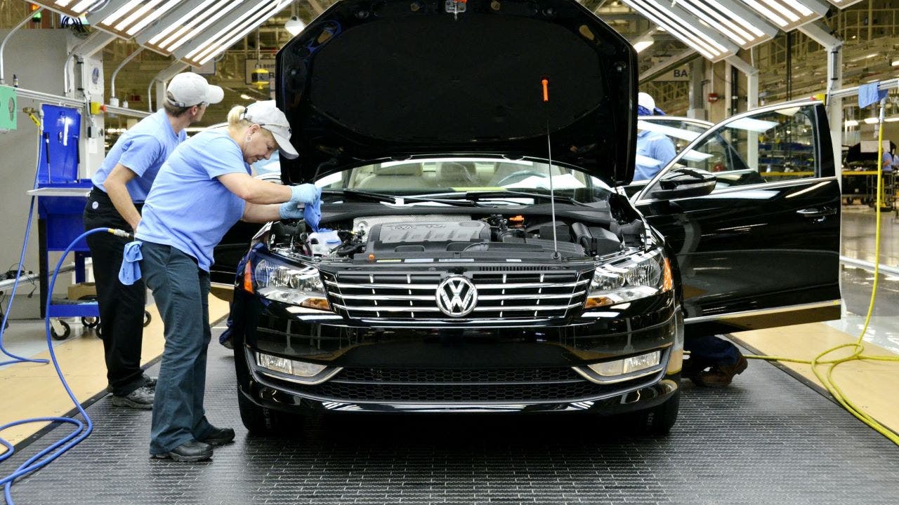 Volkswagen-Tennessee-Plant-Workers.jpg