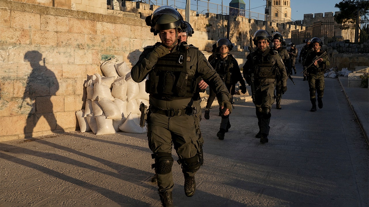 Jerusalem-Clashes-Palestinians-Israeli-Police-Mosque-2.jpg