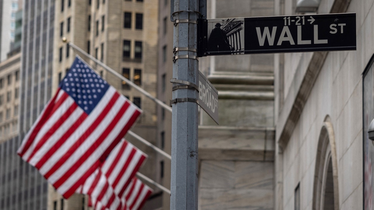 Wall-Street-American-Flags.jpg