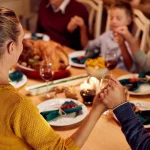 thanksgiving-meal-praying.jpg