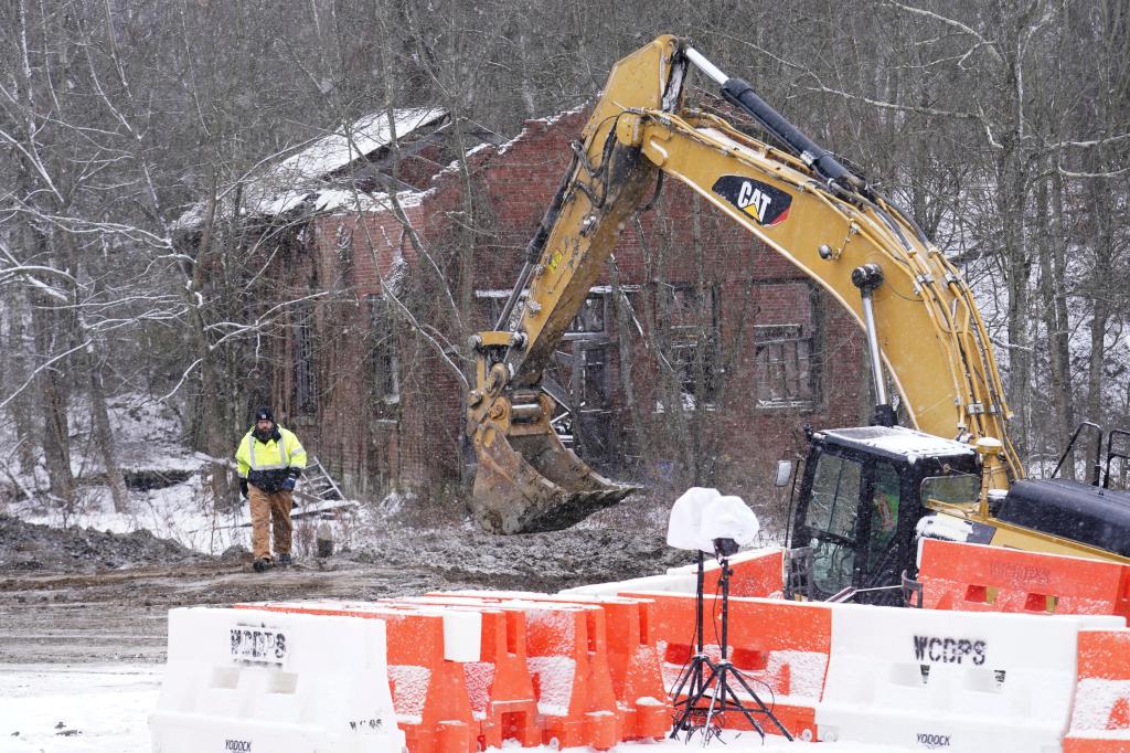 Missing_Woman_Sinkhole_Search_40033_63a7f4.jpg