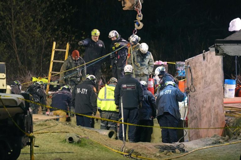 Missing_Woman_Sinkhole_Search_73306_77c5c8.jpg