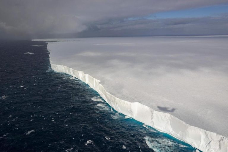 Climate_Antarctic_Iceberg_67307.jpg