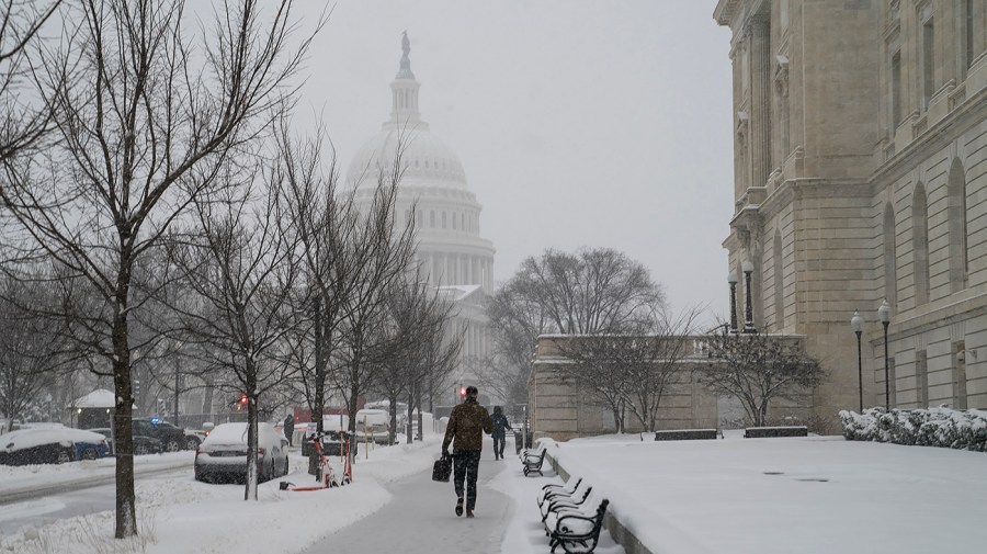 dome_capitol_snow_010625gn03_w.jpg