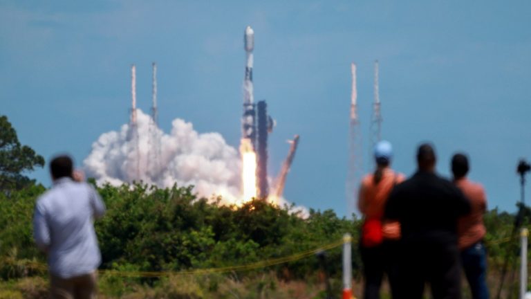 falcon-9-spectators.jpg