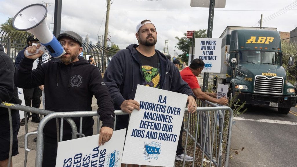 port-strike-workers-picket.jpg