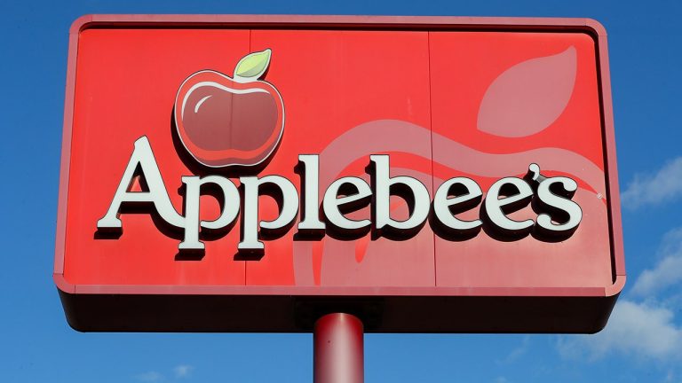 APPLEBEES-SIGN-GETTY.jpg