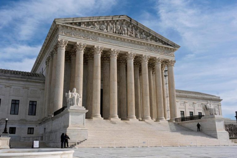 Trump_Supreme_Court_05569.jpg