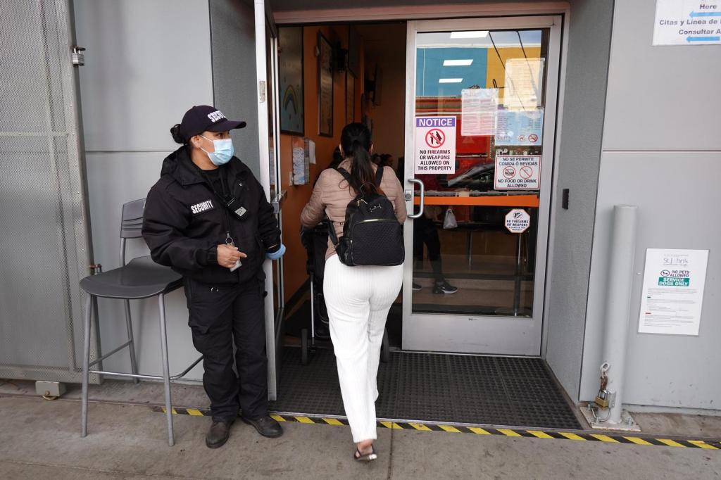 202502270400MCT_____PHOTO____US-NEWS-HEALTH-CLINICS-RAIDS-PREPARATION-5-KHN.jpg