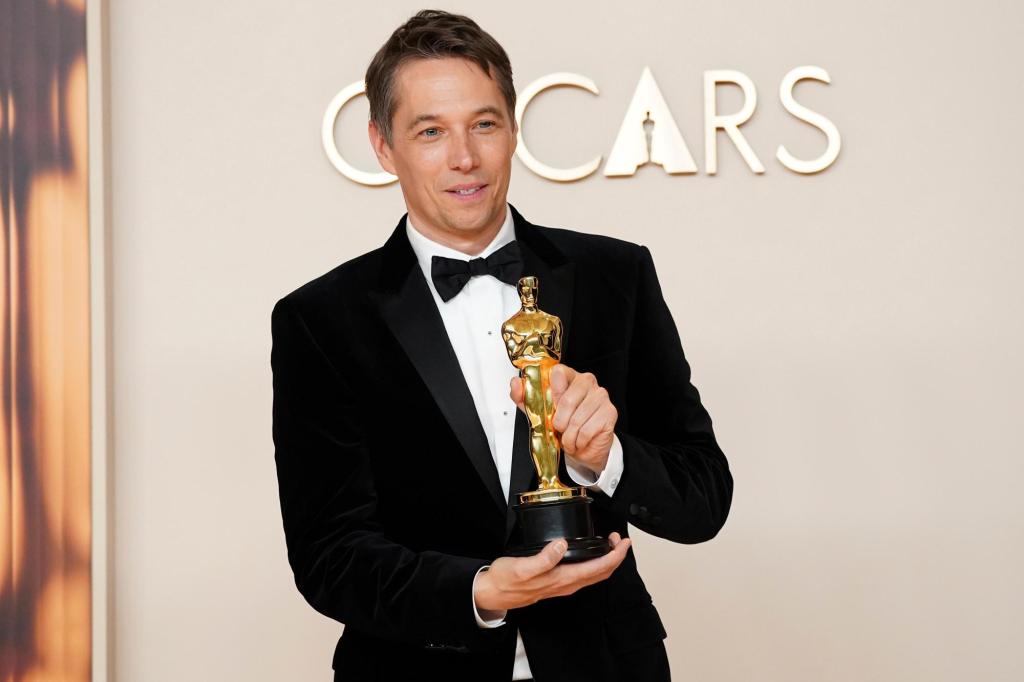 97th_Academy_Awards_-_Press_Room_09674.jpg