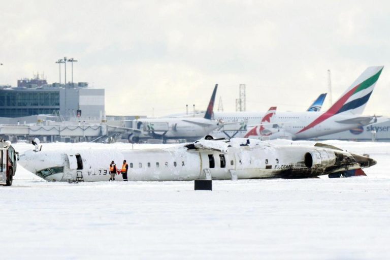 APTOPIX_Toronto_Delta_Crash_23065.jpg