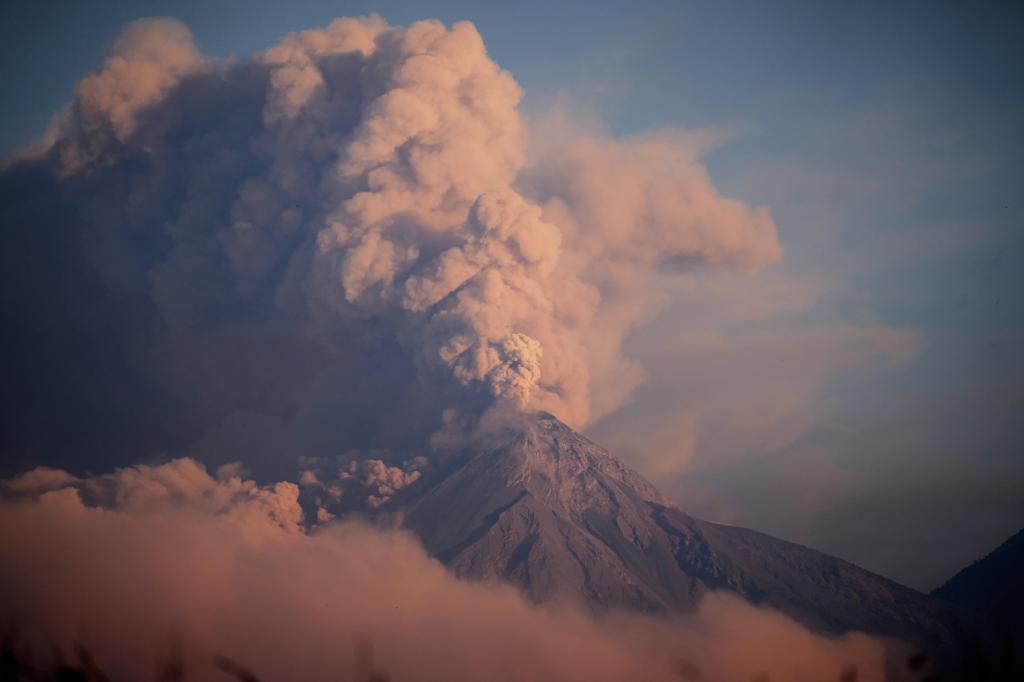 Guatemala_Volcano_42155.jpg