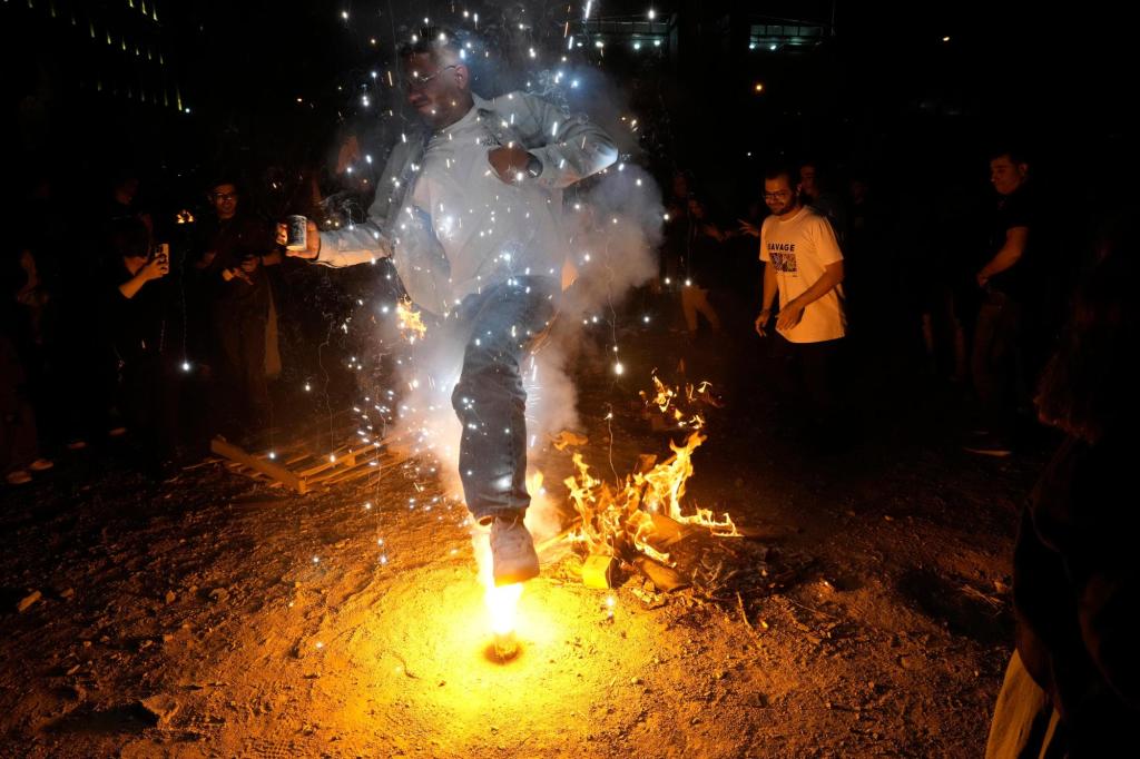 Iranian_New_Year_Fire_Festival_05347_c3f21d.jpg