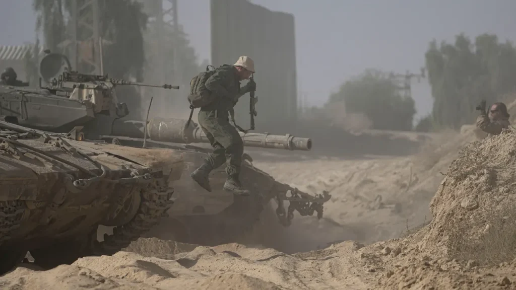 Israeli-soldier-dismounts-from-his-tank.jpg