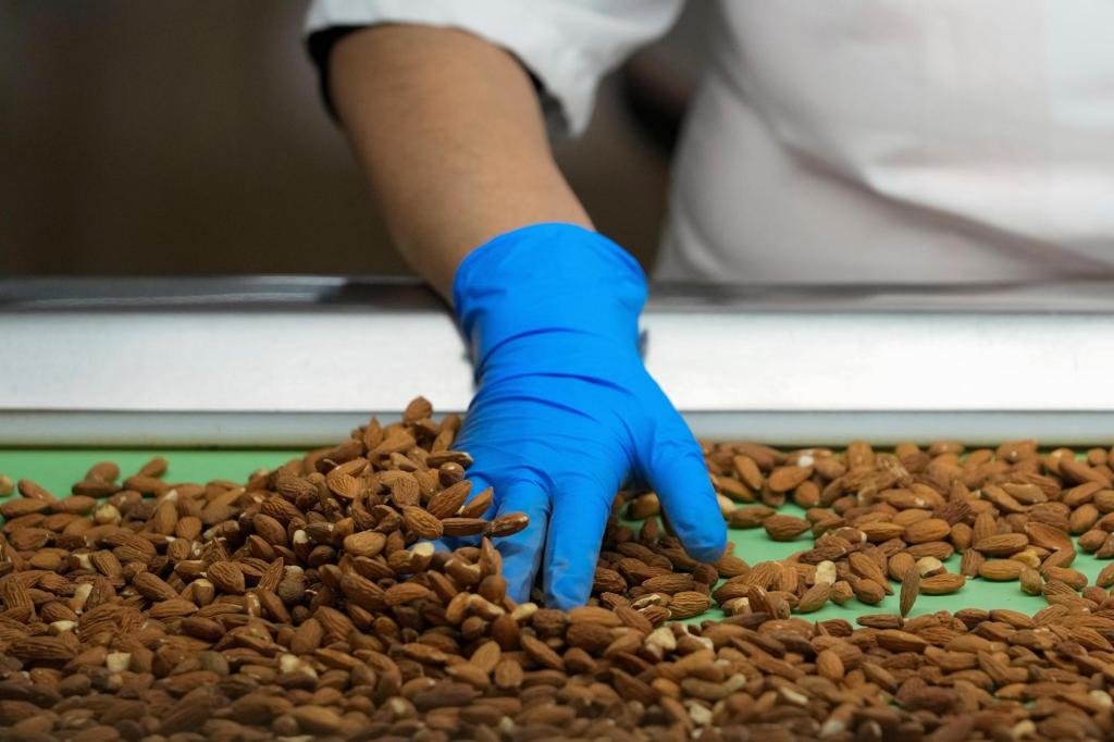 Tariffs_Almonds_54750.jpg