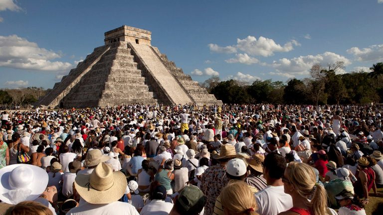 chichen-itza-el-castillo-mexico-pyramid-tourist-arrested_02.jpg