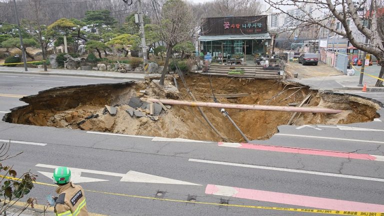 south-korea-sinkhole-1.jpg